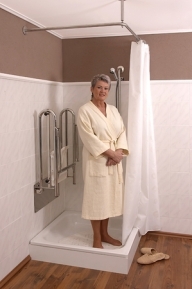 Einklappbarer Duschrollsitz für eine seniorengerechte Badausstattung